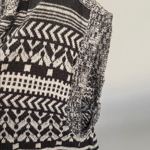 Wild Pearl Monochrome Knit Vest - Picture 5 of 7
